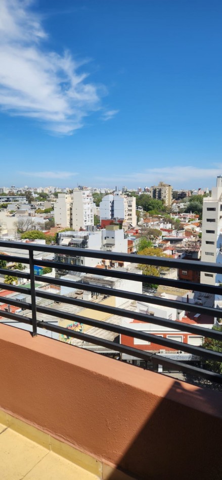 Hermoso deptarmento de 2 amb con balcon al frente 